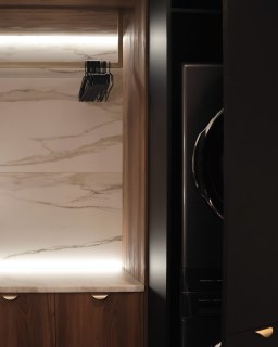 Projet Dolbec | Derrière ces armoires soigneusement pensées se cache un duo laveuse-sécheuse superposé, parfaitement dissimulé pour préserver l’harmonie du décor. Le veinage du mur effet marbre, l’éclairage intégré et les finis bois ajoutent une touche luxueuse à cet espace souvent oublié… mais combien pratique. 🤍

#DesignIntérieur #SalleDeLavage #EspaceFonctionnel #DesignSCB #DécorÉlégant #OrganisationMaison #DesignerQuébec #RénovationRésidentielle