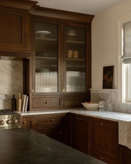 INSPIRATION | Le bois foncé et le verre fuselé forment un duo classique et sophistiqué. L’un apporte la chaleur, l’autre la légèreté. Ensemble, ils équilibrent la richesse du marbre et la finesse des détails en laiton pour un résultat à la fois intemporel et raffiné 🤍

📸 : Pinterest