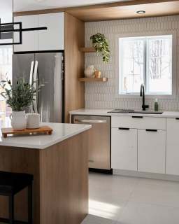 Projet Boutin | Même sans agrandir, une cuisine peut se métamorphoser. Ici, tout s’est joué dans la réflexion stratégique de l’aménagement, l’optimisation des circulations et l’intégration de rangements sur mesure. En retravaillant la disposition et en modernisant les matériaux, on change complètement la perception de l’espace, mais surtout la façon dont il se vit au quotidien. 🤍