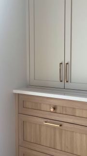 Projet Beaulieu | Une combinaison qui fonctionne à tous les coups: Bois chaleureux, greige pâle, quartz clair… et une touche d’or pour rehausser le tout ! 🤍