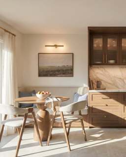 Projet Nemours | Le petit coin qui change tout ✨

Pas d’îlot avec places assises ici ! On a plutôt créé deux zones distinctes : la salle à manger pour les repas en famille, et une banquette encastrée pour les déjeuners et les repas rapides du quotidien. Chaque espace a son rôle. 🤍
