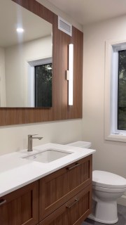 Projet Bérubé | Un petit sneak peek 👀

Livré juste avant les vacances de la construction, le projet Bérubé a bien avancé depuis les dernières images qu’on vous a partagées!

On vous dévoile aujourd’hui un aperçu de la salle de bain à l’étage, une pièce que vous n’aviez encore jamais vue. 🤍

On a bien hâte de vous montrer l’ensemble du projet complètement terminé… ça s’en vient! ✨